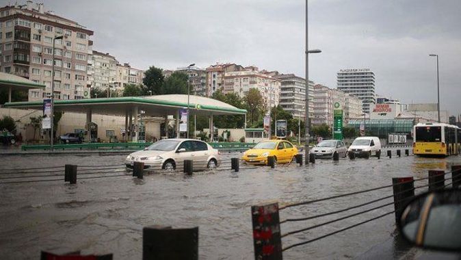 İstanbul&#039;da sağanak hayatı olumsuz etkiledi