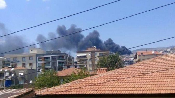 İzmir&#039;de korkutan kara duman
