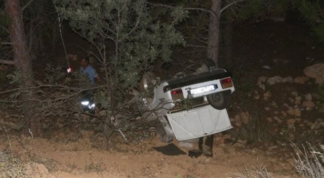 Kadın sürücü ağaçta asılı kalan araçtan sağ çıktı
