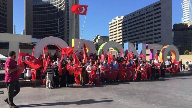 Kanada’da Türkler, Milli İrade ve Demokrasi Yürüyüşü yaptı