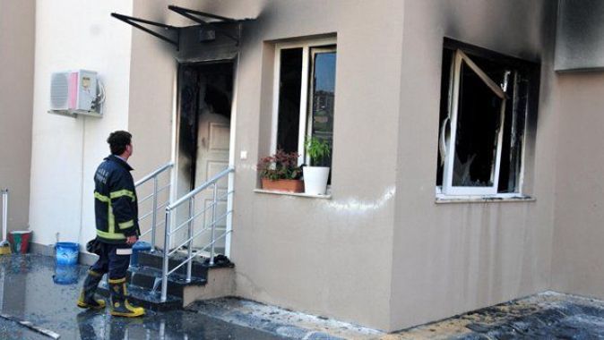 Kapıcı, apartman yönetimine kızıp oturduğu evi ateşe verdi