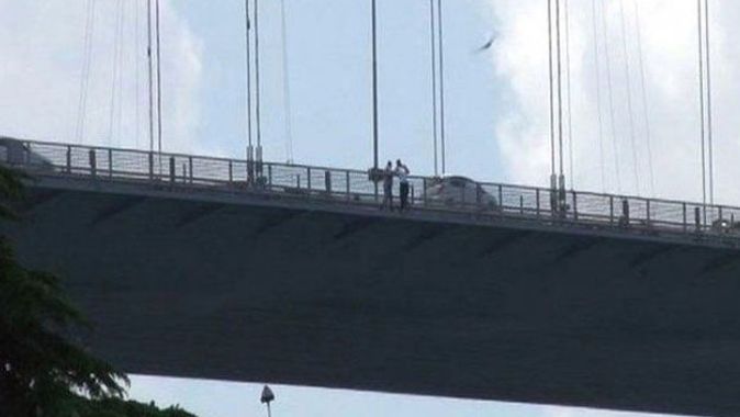 Köprüde intihar girişimi zincirleme kazaya sebep oldu, trafik kilit