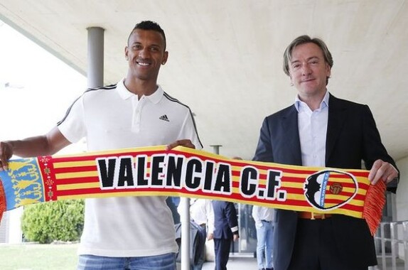 Luis Nani, Valencia ile imzaladı