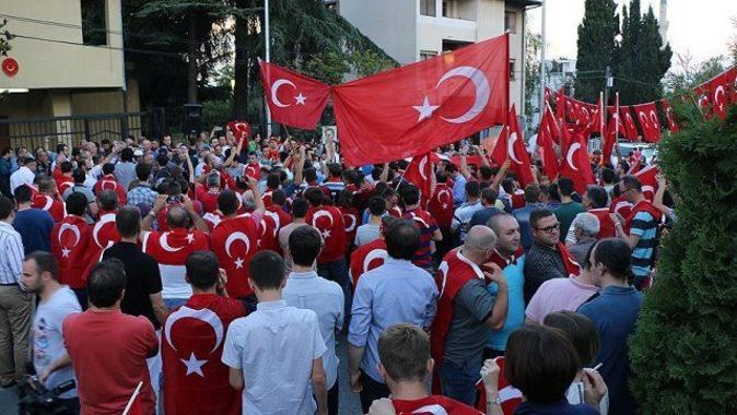 Makedonyalı Türkler darbe girişimini protesto etti