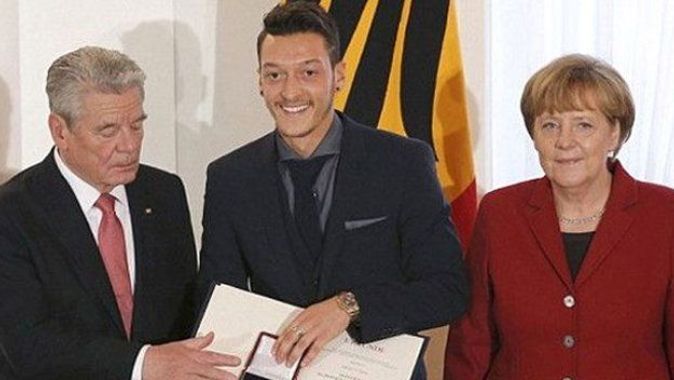 Merkel, Mesut Özil&#039;e sahip çıktı