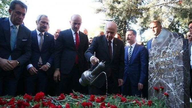 MHP Genel Başkanı Bahçeli, Türkeş&#039;in mezarını ziyaret etti