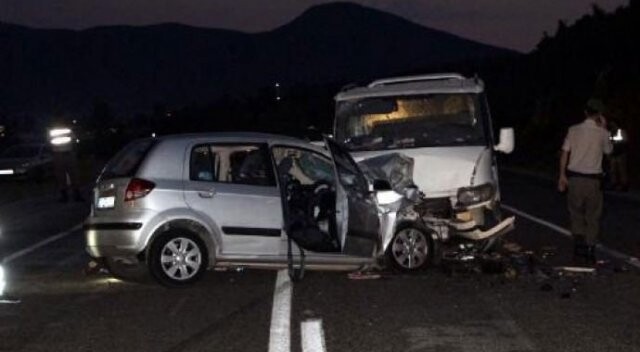 Otomobille minibüs çarpıştı: 2 ölü
