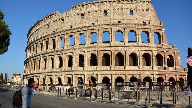 Roma&#039;nın simgesi Kolezyum parlamaya başladı