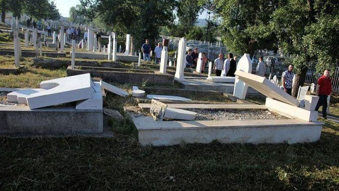 Sırbistan&#039;daki Gaziler Mezarlığına saldırı