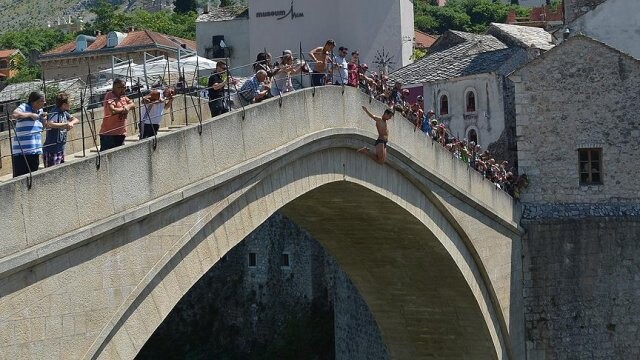 Srebrenitsa kurbanlarını anmak için Mostar Köprüsü&#039;nden &#039;sessizce&#039; atladılar