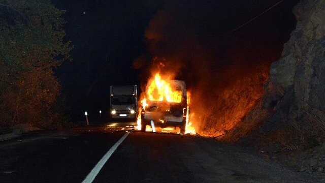 Tunceli&#039;de teröristler yol kesip araç yaktı