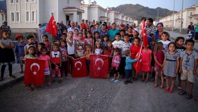 Türk bayraklarıyla sokağa döküldüler!