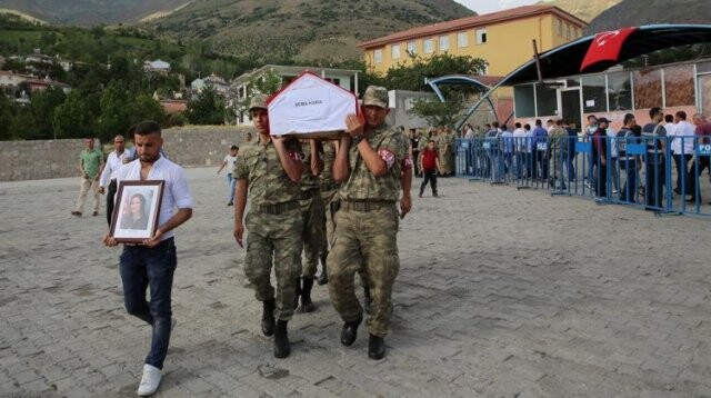 Vatandaşlar Kılıçdaroğlu&#039;nun çelengini görünce...