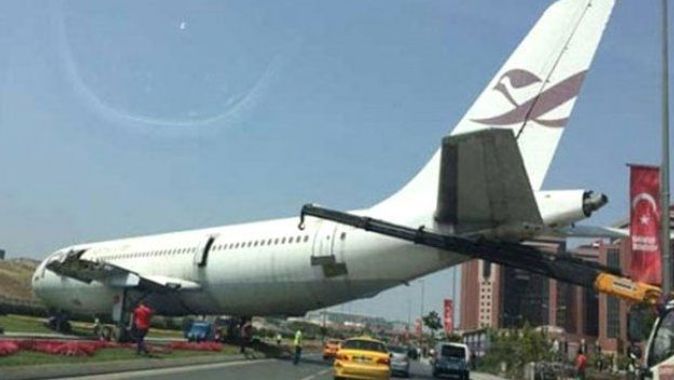 Yeşilköy&#039;de yolda uçak görenler şaşkına döndü