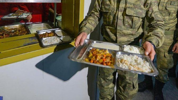 &#039;FETÖ terörle mücadele eden askeri yemek kuyruğunda bekletmiş&#039;