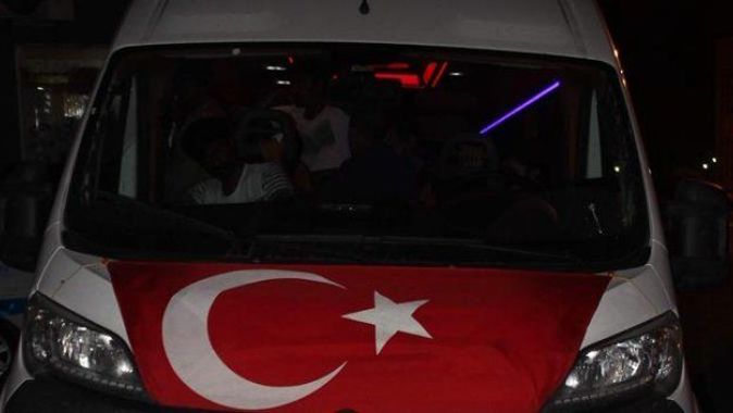 Bayrak çekilmiş araçla mülteci nakli