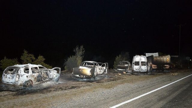 Bitlis&#039;te teröristler yol kesip araç yaktı