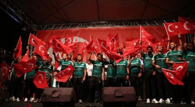 Bursasporlu futbolcular demokrasi nöbetinde