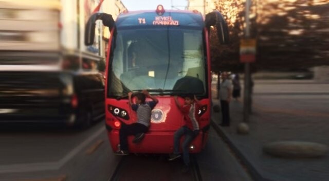 Çocukların tramvayda tehlikeli yolculuk