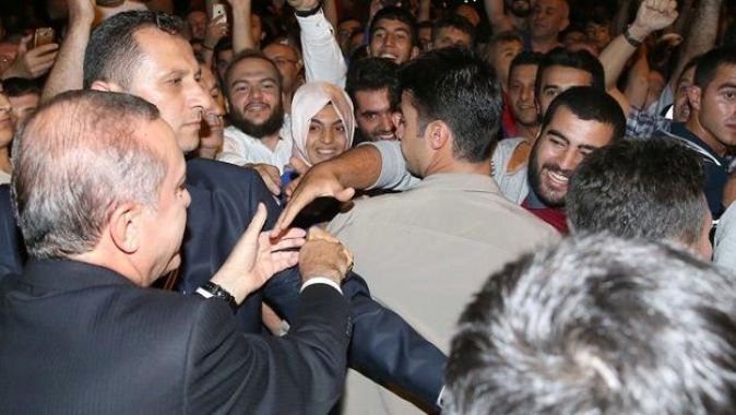 Cumhurbaşkanı Erdoğan vatandaşları selamladı