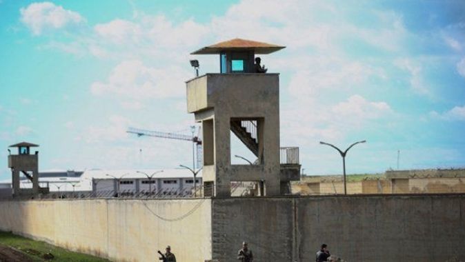 Diyarbakır&#039;da 26 cezaevi personeli gözaltına alındı
