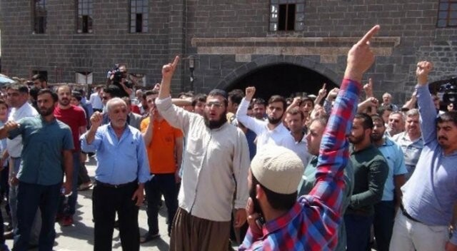 Diyarbakır&#039;da imama saldıran provokatörü linçten polis kurtardı