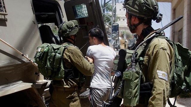 İsrail Batı Şeria&#039;da 12 kişiyi gözaltına aldı