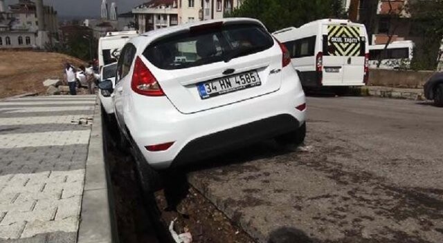 İstanbul&#039;da 10 araç çöken yola saplandı