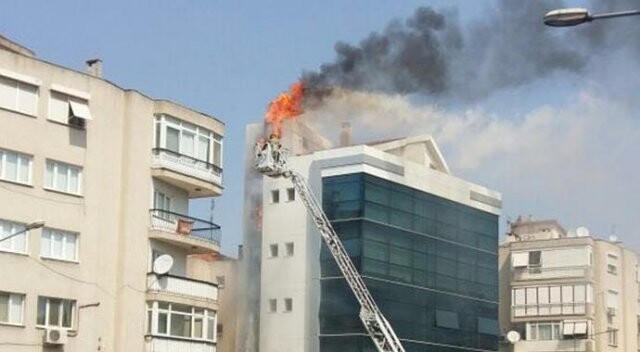 İzmir&#039;de 10 katlı binada yangın çıktı