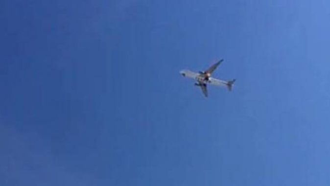 Katar Havayolları uçağının motoru alev aldı