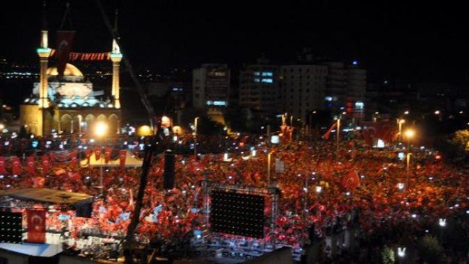 Kayseri&#039;de demokrasi mitingine 250 bin kişi katıldı