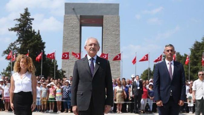 Kemal Kılıçdaroğlu şehitlikte dua etti
