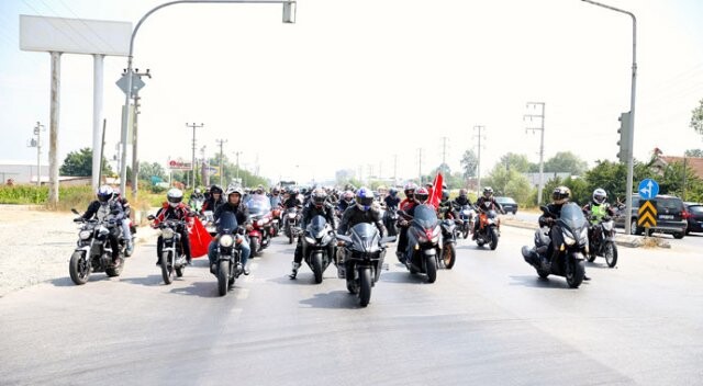 Kenan Sofuoğlu ve motosikletçiler Yenikapı&#039;ya doğru yola çıktı