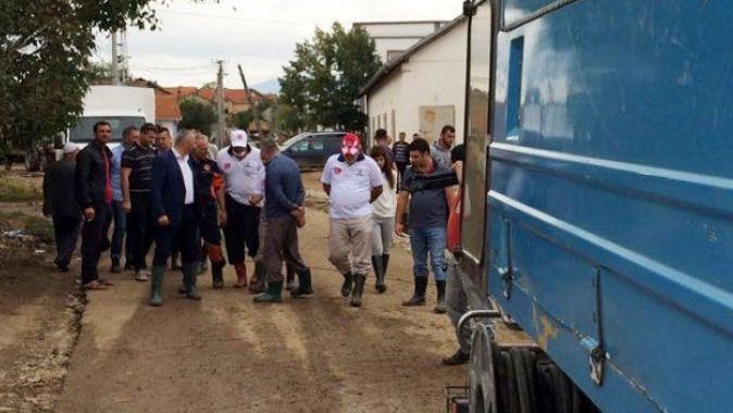 Makedonya’daki sel mağdurlarına 4 tır dolusu yardım
