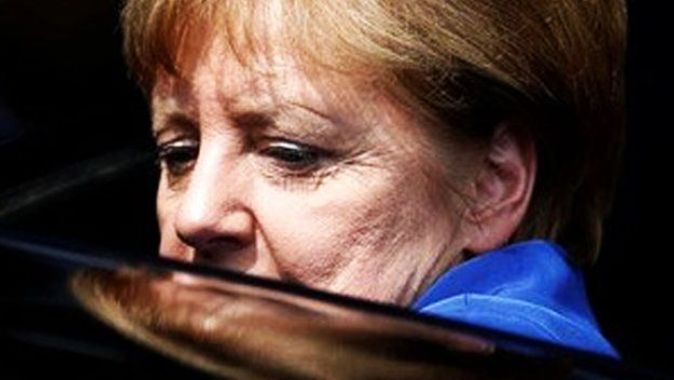 Merkel&#039;in konvoyunda şüpheli araç alarmı