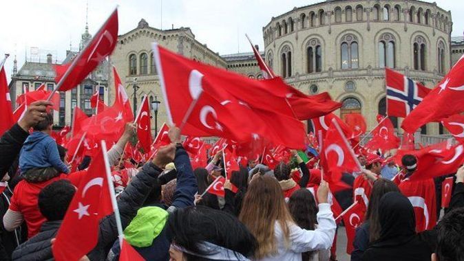 Norveç&#039;te Türkler darbe ve teröre karşı yürüdü