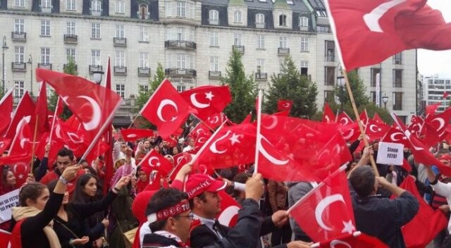 Norveç&#039;te Türkler darbeye karşı yürüdü