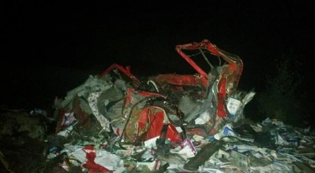Okul kitapları taşıyan kamyonet devrildi, 2 kişi hayatını kaybetti