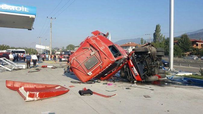 Sakarya&#039;da TIR, işçileri taşıyan minibüse çarptı: 2 ölü, 9 yaralı