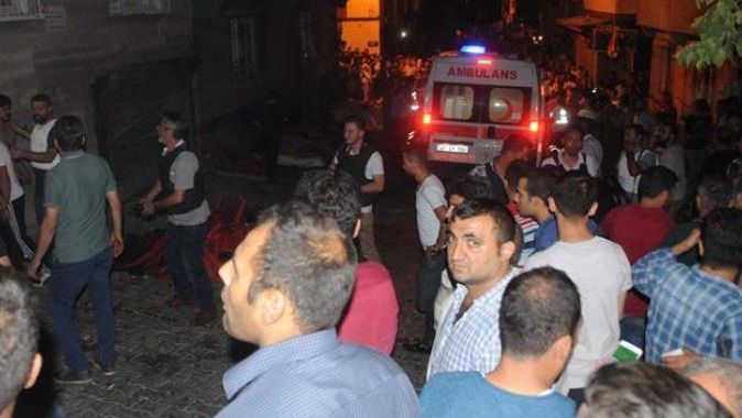 Saldırı sonrası Gaziantep&#039;te vatandaşlar sokağa döküldü