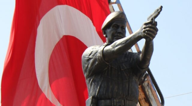 Şehit Astsubay Ömer Halisdemir&#039;in heykelini diktiler