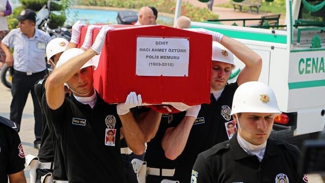 Şehit polis memuru Öztürk&#039;ün cenazesi toprağa verildi