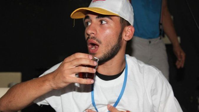Sıcak çay içme yarışmasını Gürcü genç kazandı