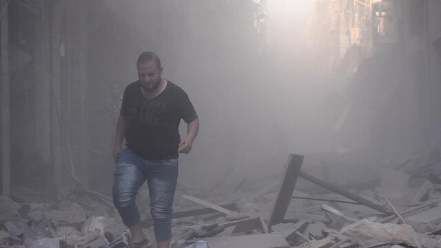 Suriye ve Rus uçakları Halep ve Deyr ez-Zur&#039;u bombaladı: 54 ölü