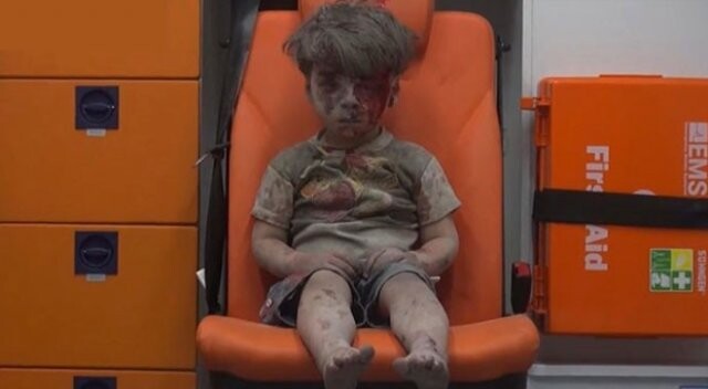 Suriyeli çocuğun bakışları dünyanın içine işledi!