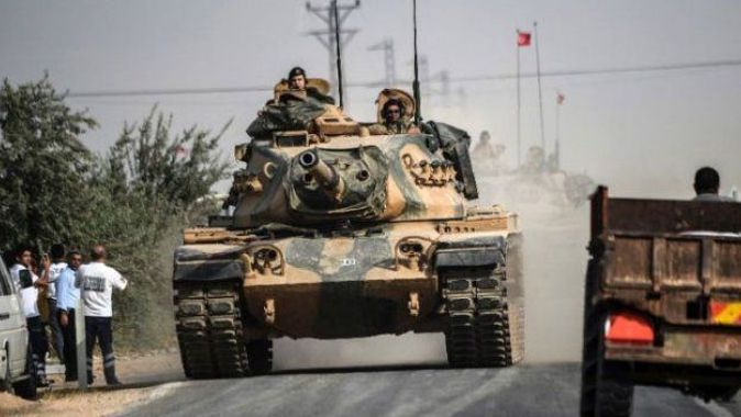 Tanklar ve iş makineleri Suriye sınırını geçti