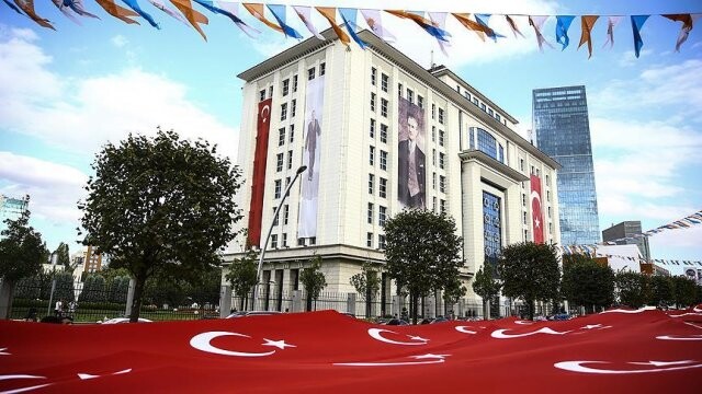 Vatandaşlar dev Türk bayrağıyla AK Parti Genel Merkezi&#039;ne yürüdü