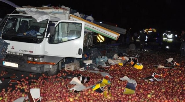 Elma yüklü kamyon otomobille çarpıştı: 2 ölü
