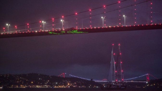 Greenpeace&#039;in Rainbow Worrior gemisi İstanbul Boğazı&#039;nda
