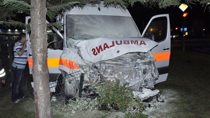 Hasta taşıyan ambulans minibüsle çarpıştı: 7 yaralı